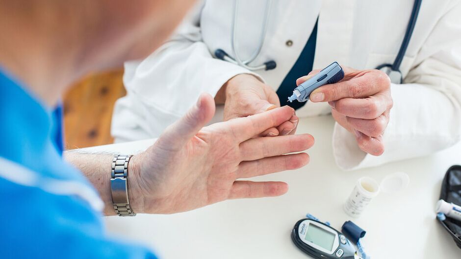 médico leva sangue para açúcar no diabetes